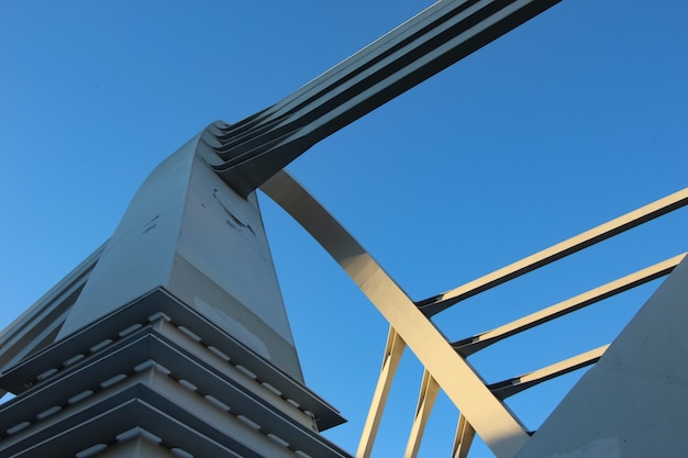 Uitzicht op de boogvormige pyloon van de tuibrug vanaf het brugdek