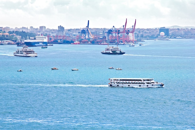 Uitzicht op de Bosporus en het dok van Istanbul