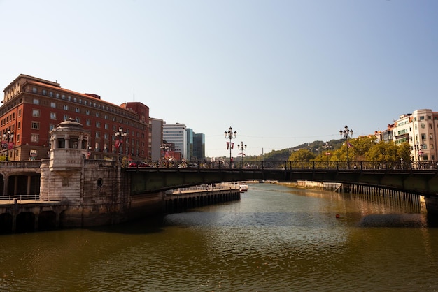 Uitzicht op de brug genaamd Puente Pedro Arrupe Bilbao