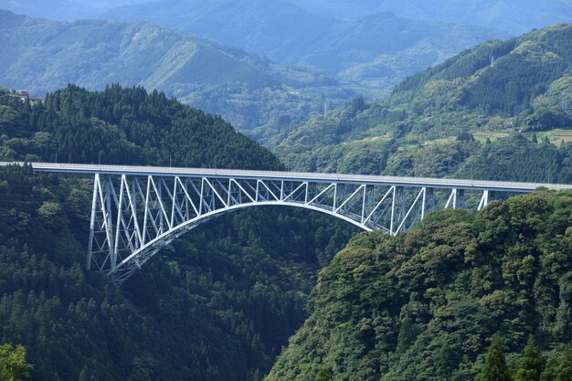 Foto uitzicht op de brug over de bergen
