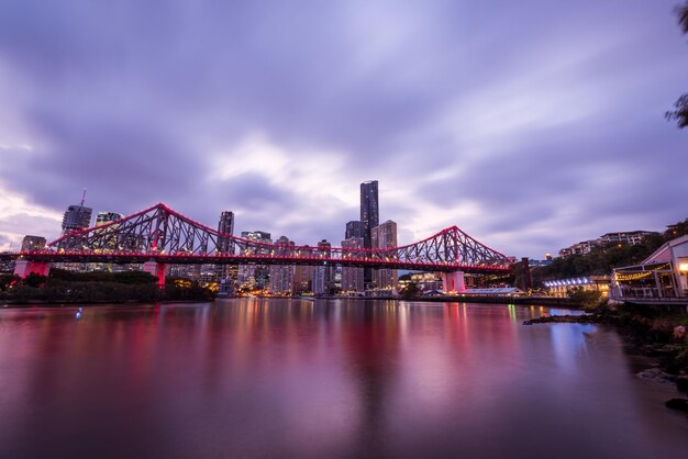 Foto uitzicht op de brug over de rivier tegen een bewolkte lucht