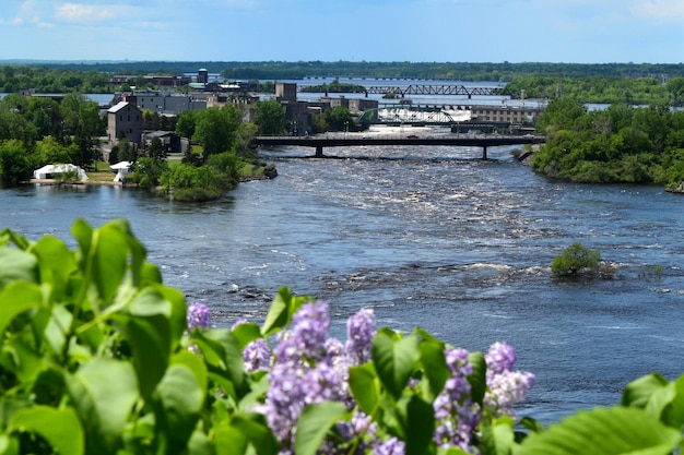 Foto uitzicht op de brug over de rivier