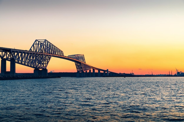 Foto uitzicht op de brug over de zee bij zonsondergang