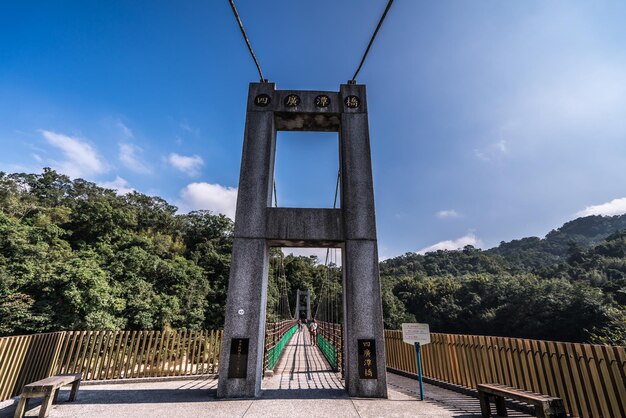 Foto uitzicht op de brug tegen de hemel