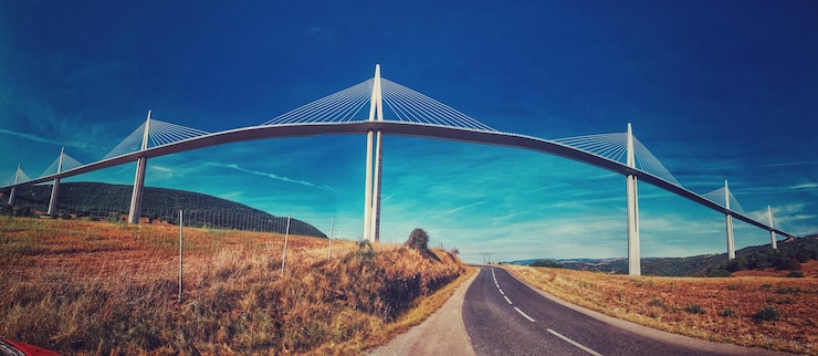 Foto uitzicht op de brug tegen de lucht