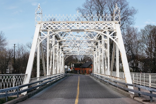 Uitzicht op de brug tegen de lucht