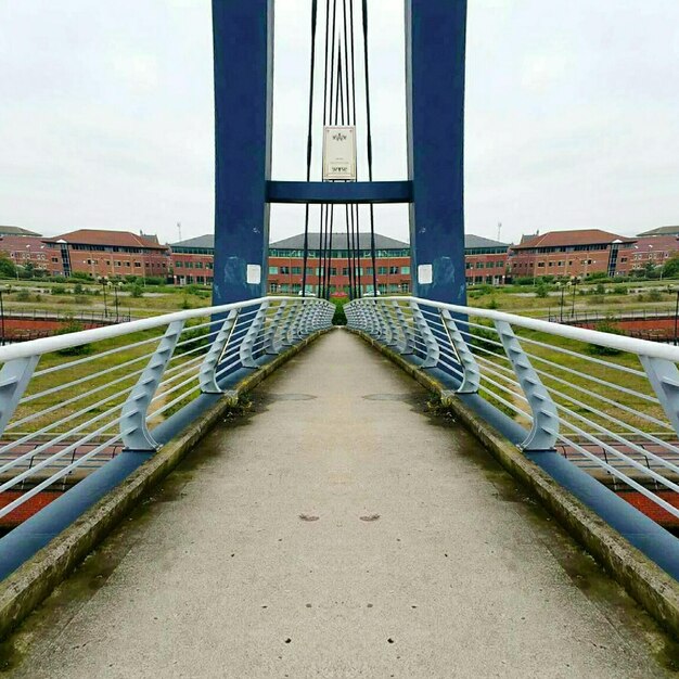 Foto uitzicht op de brug tegen de lucht