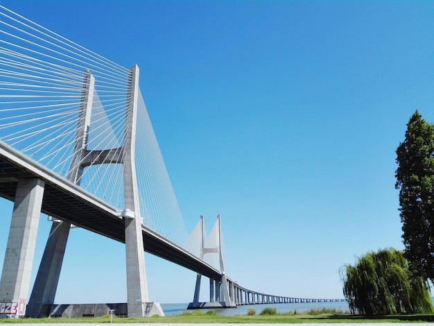 Foto uitzicht op de brug tegen een heldere blauwe hemel