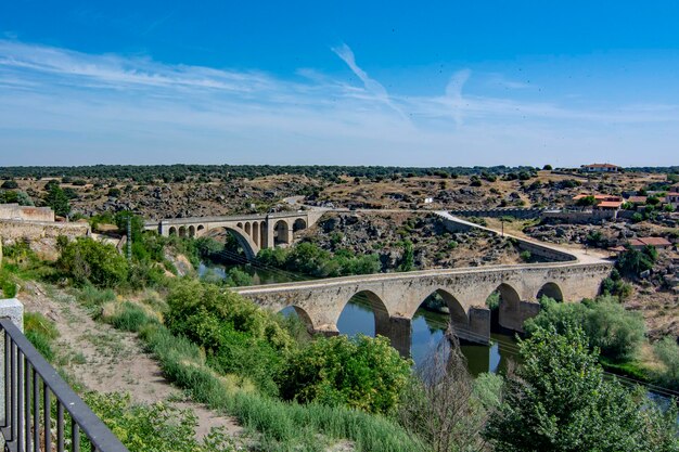 Uitzicht op de bruggen van het middeleeuwse dorp ledesma