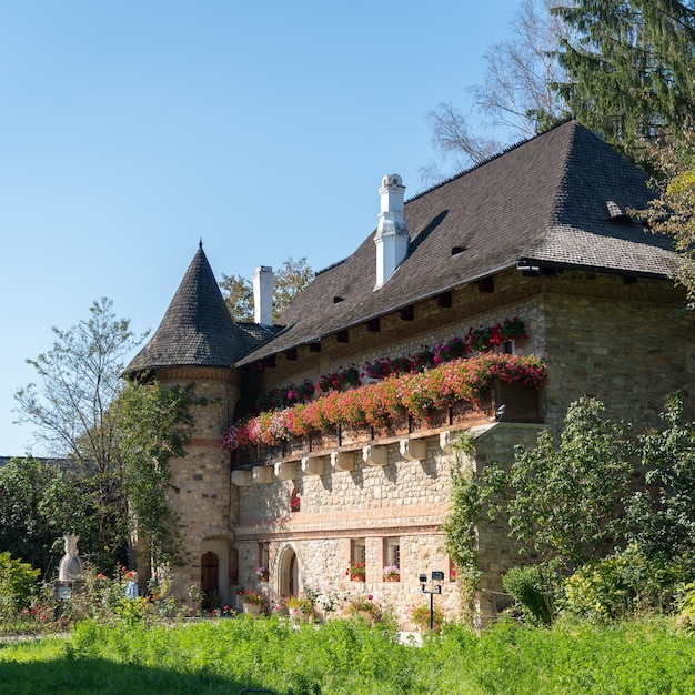 Uitzicht op de buitenkant van het klooster in Moldovita in Moldavië, Roemenië