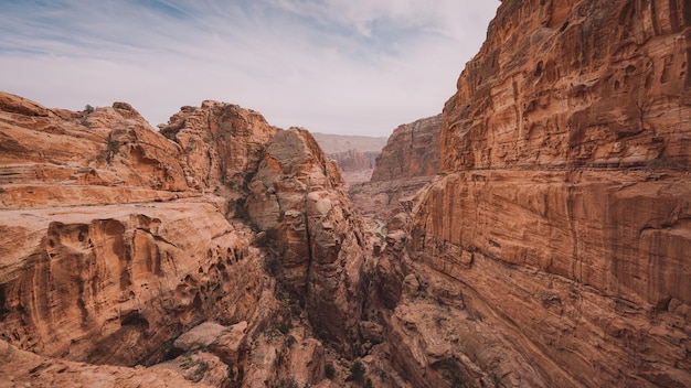 Uitzicht op de canyon vanaf de top van de berg