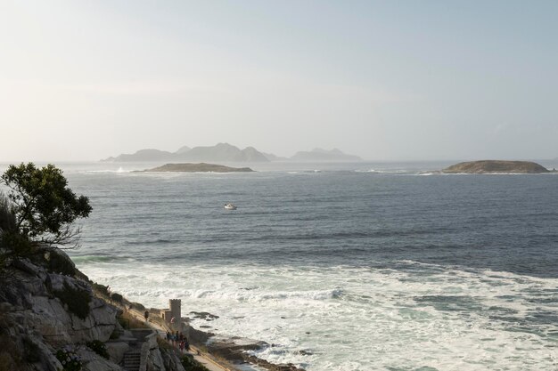 Uitzicht op de Cies-eilanden vanaf het Baiona-kasteel in Galicië, Spanje