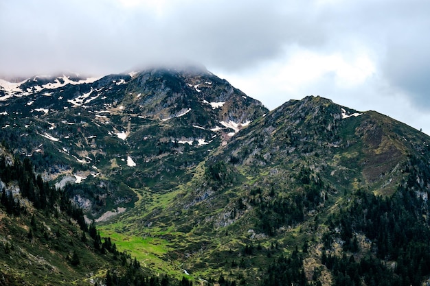 Uitzicht op de Couserans en de Franse Pyreneeën op een bewolkte dag in de buurt van het meer van Ayes