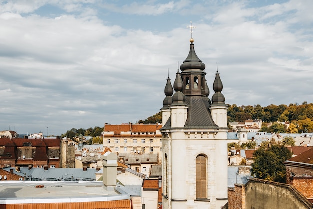 Uitzicht op de daken van Lviv in de Armeense wijk.