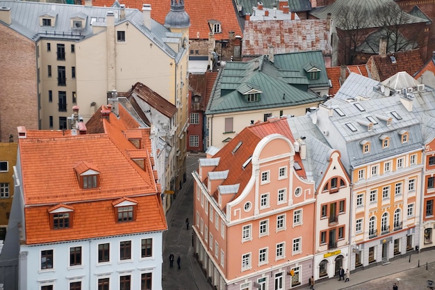 Foto uitzicht op de daken van oude huizen, riga, letland.