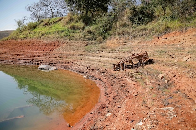 Uitzicht op de dam in een watercrisis bij laag water