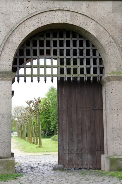 Foto uitzicht op de deur van een historisch gebouw