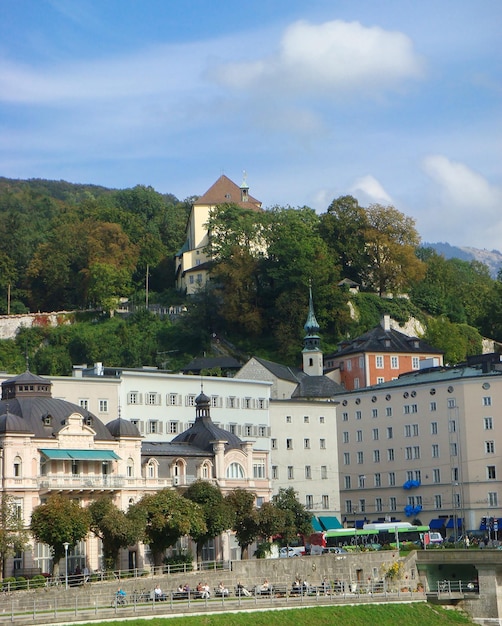 Uitzicht op de dijk en de stad op een zomerdag Salzburg Oostenrijk