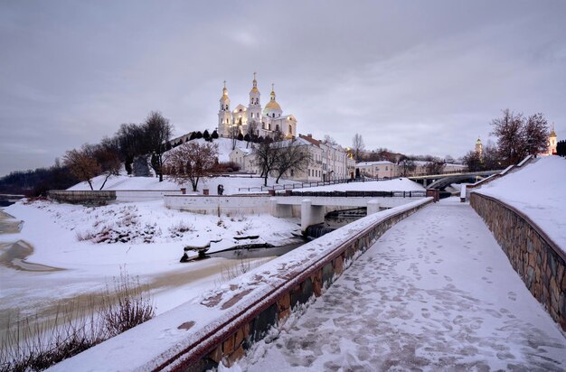 Uitzicht op de dijk van de Vitba-rivier Heilige Geest-klooster en Heilige Hemelvaart-kathedraal op een winterdag Vitebsk Wit-Rusland