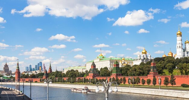 Uitzicht op de dijk van het Kremlin vanaf de rivier de Moskva