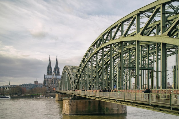 Uitzicht op de Dom van Keulen en de Hohenzollern-brug over de Rijn, Duitsland