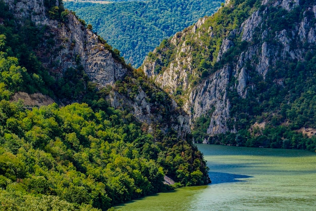 Uitzicht op de Donau-kloof bij Djerdap in Servië