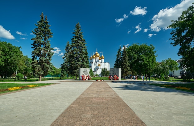 Uitzicht op de Dormition-kathedraal vanaf het monument "Eeuwige vlam".