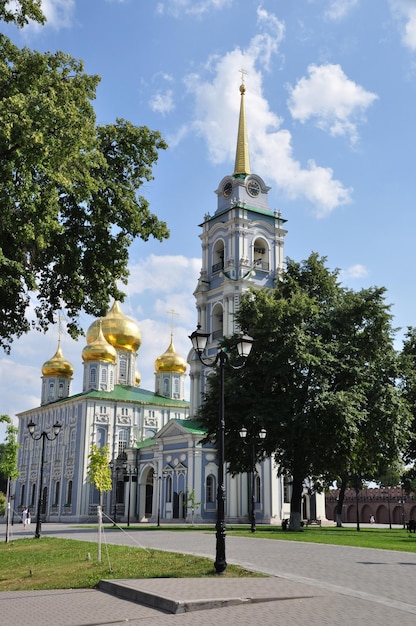 Uitzicht op de Driekoningenkathedraal en de klokkentoren. Tula Kremlin, Rusland.