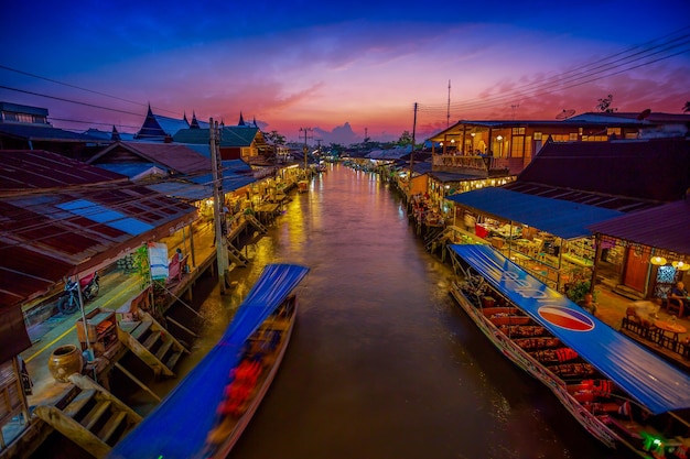 Uitzicht op de drijvende marktsteden van Amphawa en toeristen wandelen winkelen, eten en maken foto's rond de