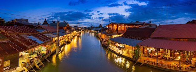 Uitzicht op de drijvende marktsteden van amphawa en toeristen wandelen winkelen, eten en maken foto's rond