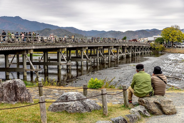 Uitzicht op de drukke Togetsukyo-brug in Kyoto