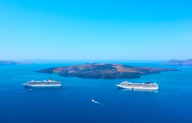 Uitzicht op de Egeïsche Zee met cruiseschepen van het eiland Santorini in Griekenland. Pittoresk Grieks landschap