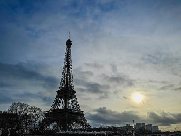 Uitzicht op de Eiffeltoren bij zonsondergang