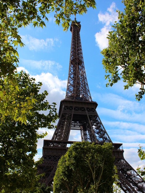 Uitzicht op de Eiffeltoren onder een zonnige zomerhemel