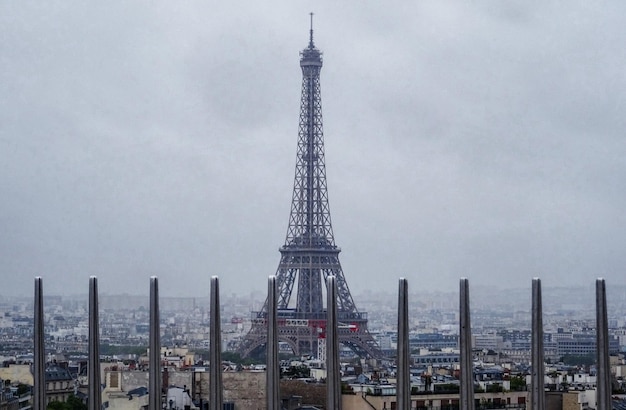 Uitzicht op de Eiffeltoren vanaf de top van de boog de triomf tijdens een bewolkte dag