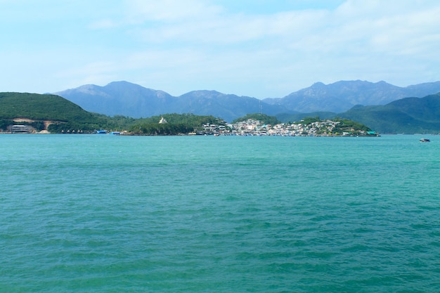 Uitzicht op de eilanden en de zee bij nha trang vietnam