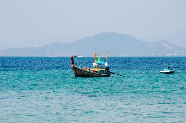 Uitzicht op de eilanden van Thailand en turquoise water rotsen jachten of boten