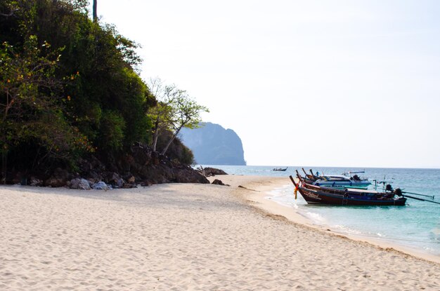 Uitzicht op de eilanden van Thailand en turquoise water rotsen jachten of boten