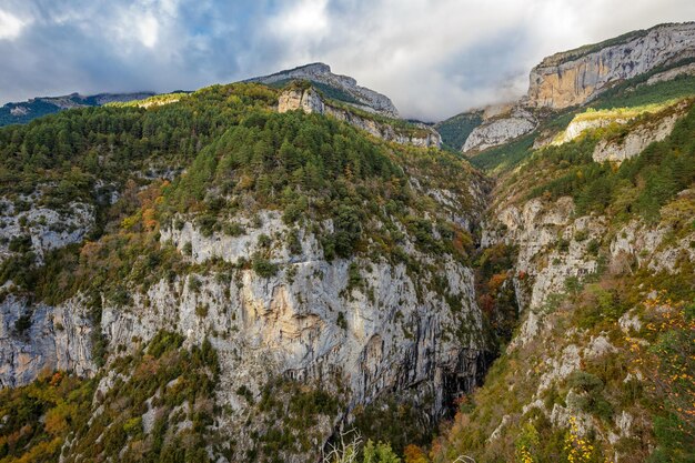 Uitzicht op de Escuain-kloof vanuit het gezichtspunt van Revilla