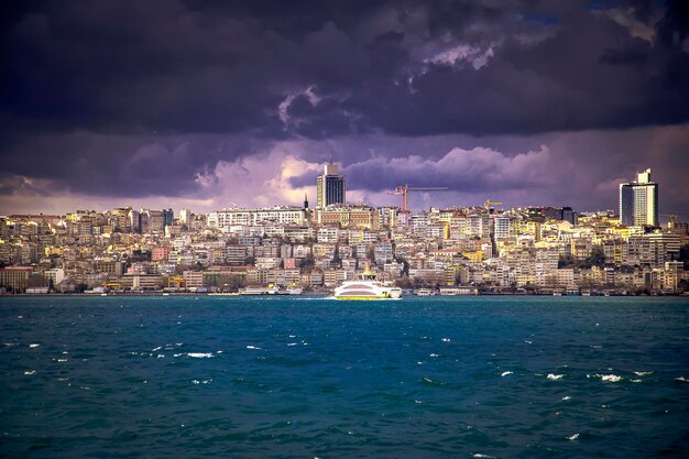 Uitzicht op de Europese kanten van Istanbul aan de Bosporus onder dramatische wolken