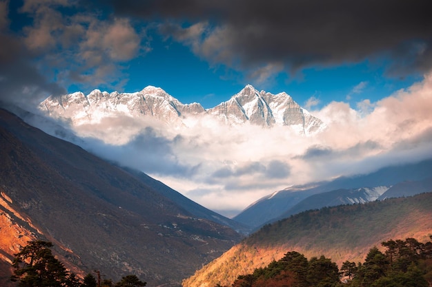 Uitzicht op de Everest-piek en de Lhotse-berg bij zonsondergang vanuit het dorp Tengboche, Nepal. Everest Basecamp-trektocht. Prachtig herfstlandschap