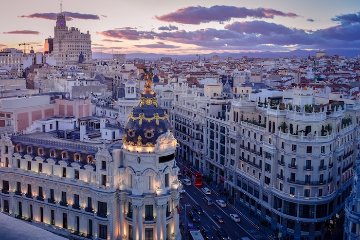 Foto uitzicht op de gebouwen van de stad op een zonnige dag madrid, spanje