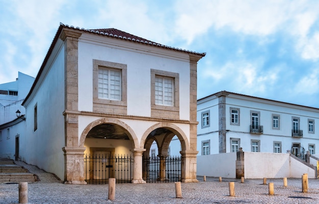 Uitzicht op de gevel van Mercado dos Escravos (Mercado dos Escravos in het Portugees) in Lagos, Algarve, Portugal