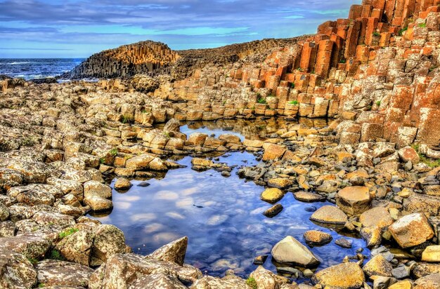 Uitzicht op de giant's causeway, een unesco-erfgoed in noord-ierland