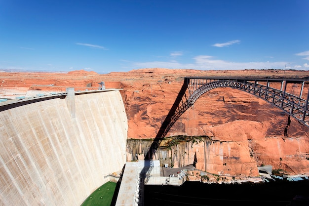 Uitzicht op de Glen Dam en de brug in Page, Arizona, VS.