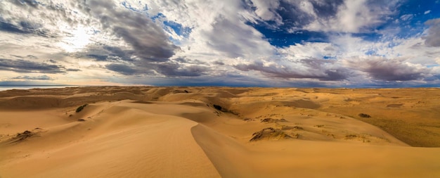 Uitzicht op de Gobi-woestijn en de prachtige lucht Mongolië