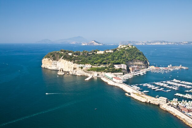 Uitzicht op de Golf van Napels vanaf Pozzuoli. Ischia en Procida-eilanden op de orizont-lijn.