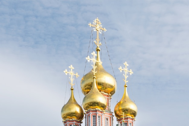 Foto uitzicht op de gouden koepels van de orthodoxe kerk tegen de hemel.