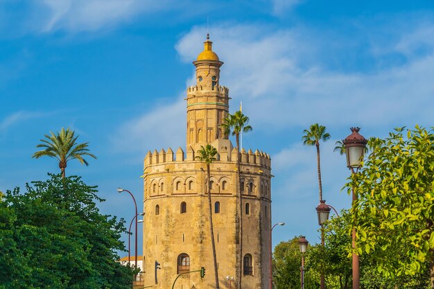 Foto uitzicht op de gouden toren of torre del oro van sevilla andalusië in spanje