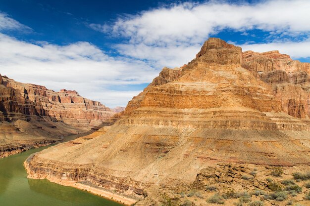 Uitzicht op de Grand Canyon kliffen en de Colorado rivier